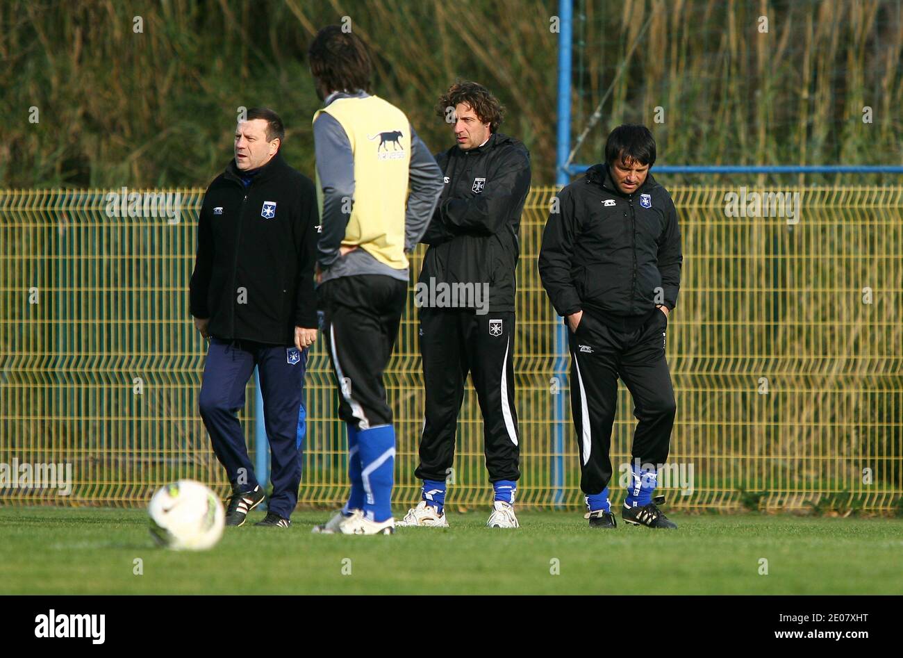 L'entraîneur d'Auxerre Laurent Fournier, David Bernard et Guillaume Colin lors du camp d'entraînement à Canet en Roussillon au stade Saint-Michel de Canet en Roussillon, près de Perpignan, France, le 6 janvier 2012 avant le match de football de la coupe française Chambly. Photo de Michel Clementz/ABACAPRESS.COM Banque D'Images