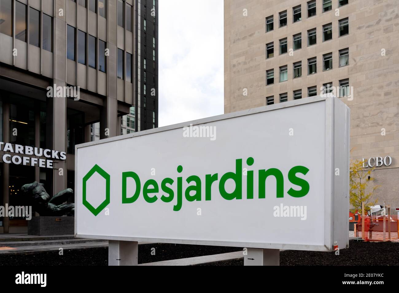 Toronto, Canada - 24 octobre 2019 : signe Desjardins à l'extérieur de l'immeuble de bureaux de l'avenue St clair à Toronto. Banque D'Images