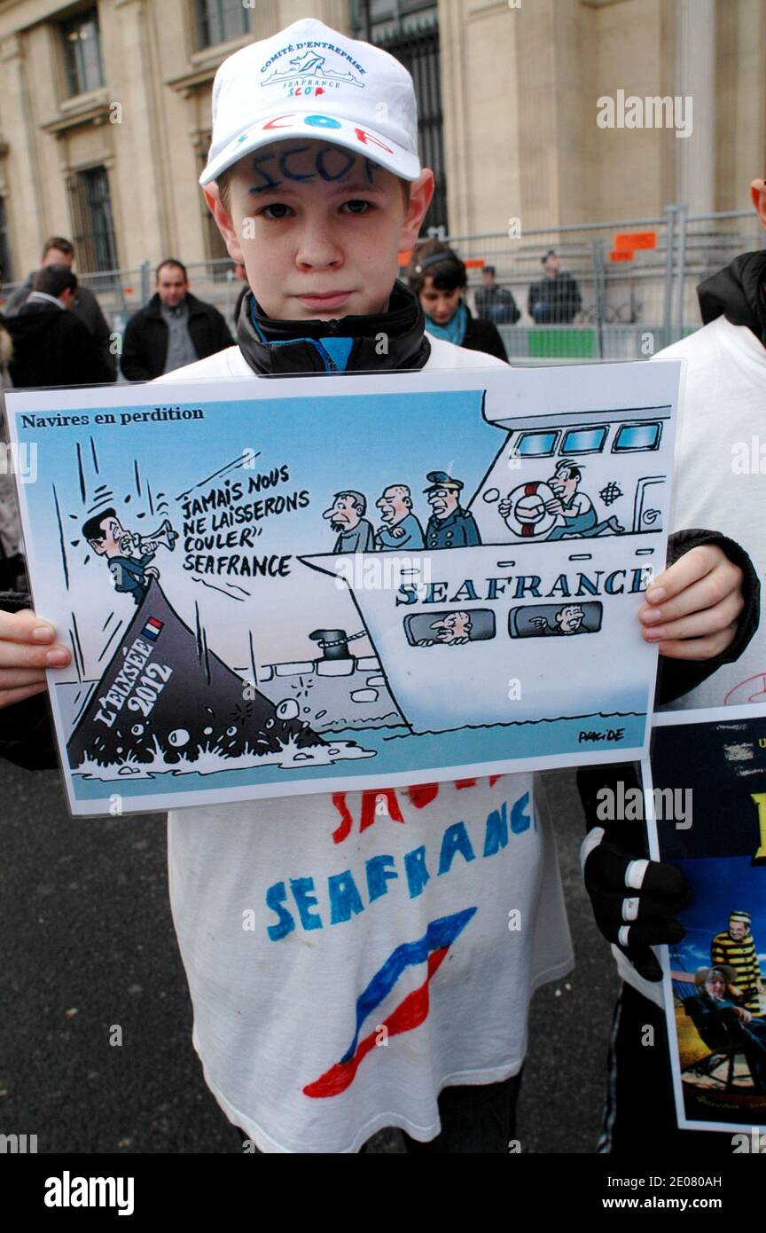 Les employés de SeaFrance, opérateur de ferry de la Manche, ont une bannière lue en français « avec SCOP Saved SeaFrance » devant le tribunal commercial de Paris avant sa décision ordonnant la liquidation de l'entreprise, à Paris, en France, le 09 janvier 2012. SeaFrance, la seule entreprise française qui continue de s'occuper de la route très fréquentée Calais-Douvres, emploie 880 personnes directement et aussi indirectement. Photo d'Alain Apaydin/ABACAPRESS.COM Banque D'Images