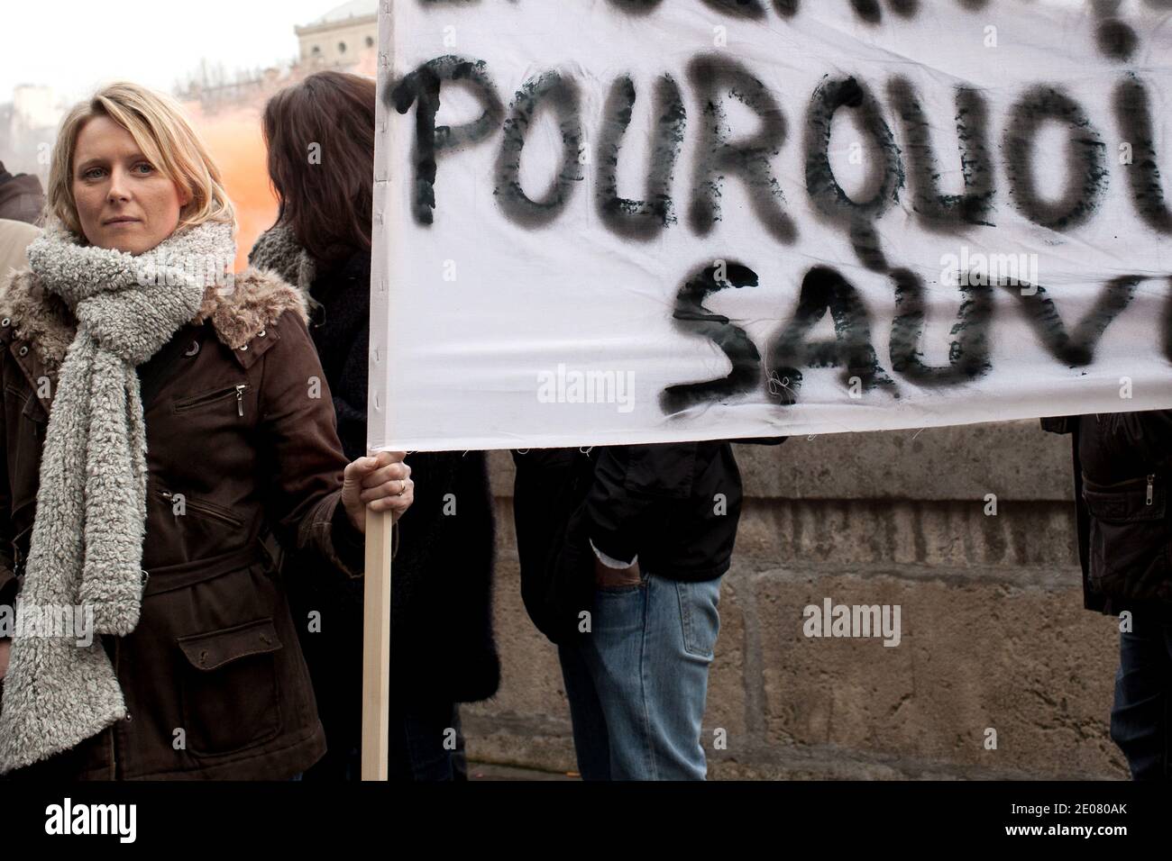 Les employés de SeaFrance, opérateur de ferry de la Manche, protestent devant le tribunal commercial de Paris avant sa décision ordonnant la liquidation de la société, à Paris, en France, le 09 janvier 2012. SeaFrance, la seule entreprise française qui continue de s'occuper de la route très fréquentée Calais-Douvres, emploie 880 personnes directement et aussi indirectement. Photo de Stephane Lemouton/ABACAPRESS.COM Banque D'Images