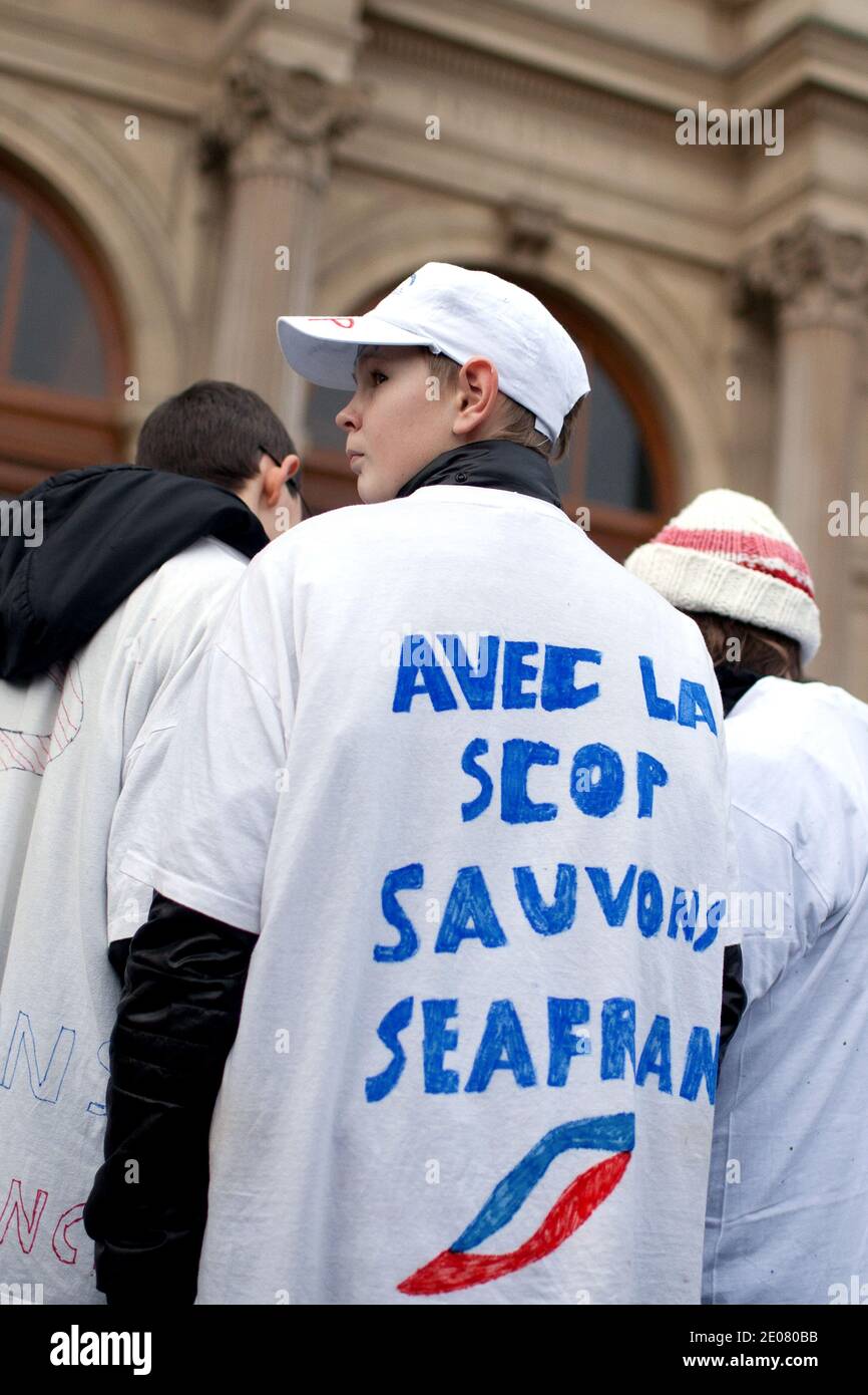 Les employés de SeaFrance, opérateur de ferry de la Manche, ont une bannière lue en français « avec SCOP Saved SeaFrance » devant le tribunal commercial de Paris avant sa décision ordonnant la liquidation de l'entreprise, à Paris, en France, le 09 janvier 2012. SeaFrance, la seule entreprise française qui continue de s'occuper de la route très fréquentée Calais-Douvres, emploie 880 personnes directement et aussi indirectement. Photo de Stephane Lemouton/ABACAPRESS.COM Banque D'Images