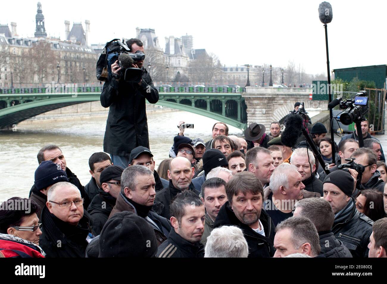 Eric Vercoutre, secrétaire du conseil de la compagnie de ferry SeaFrance, s'adresse aux journalistes devant le tribunal de commerce de Paris avant sa décision ordonnant la liquidation de la compagnie, à Paris, en France, le 09 janvier 2012. SeaFrance, la seule entreprise française qui continue de s'occuper de la route très fréquentée Calais-Douvres, emploie 880 personnes directement et aussi indirectement. Photo de Stephane Lemouton/ABACAPRESS.COM Banque D'Images