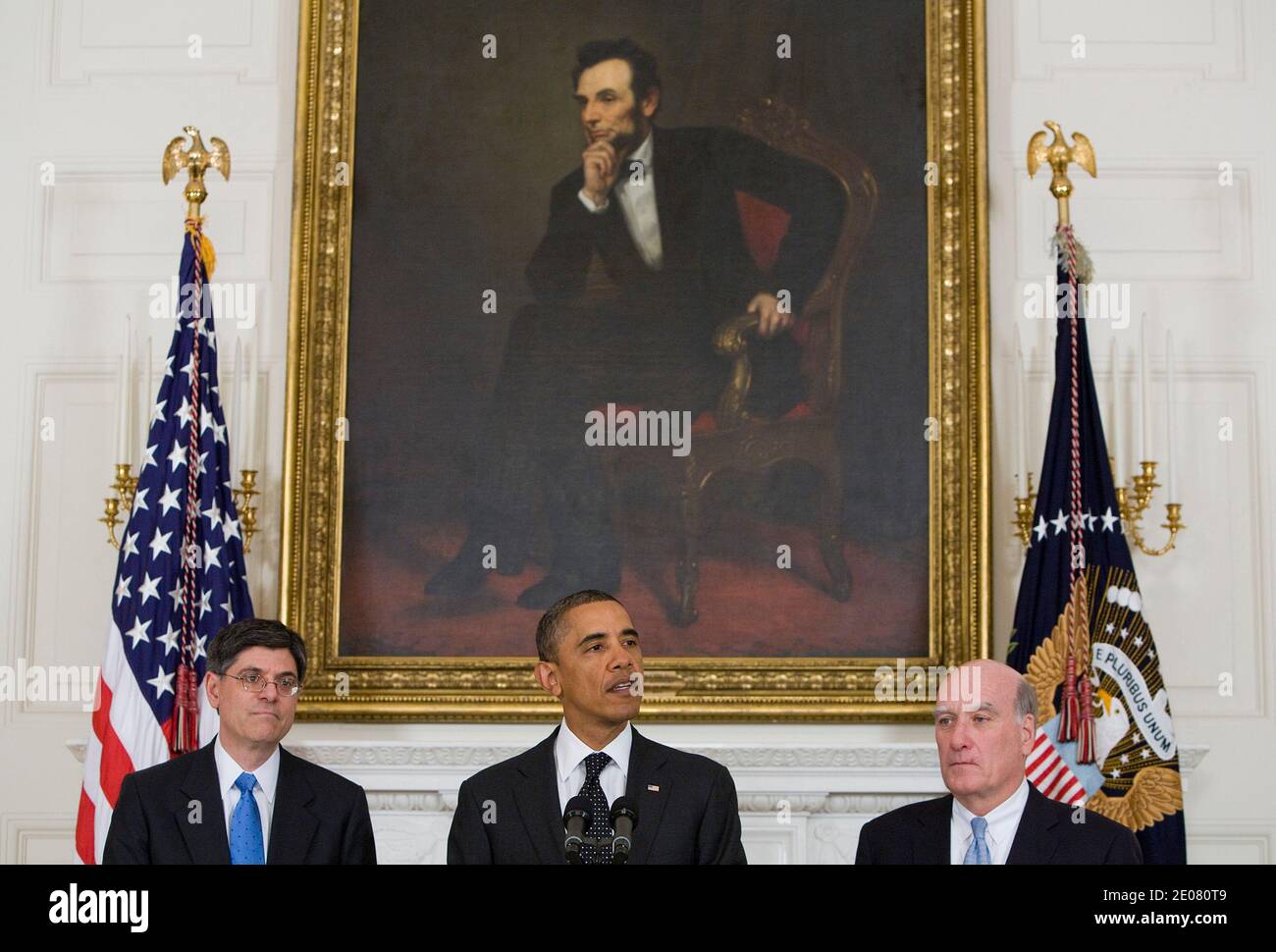 Le président Barack Obama annonce la démission du chef de cabinet de la Maison-Blanche William Daley, à droite, et la nomination de Jacob Lew, à gauche, en tant que nouveau chef de cabinet du Bureau de la gestion et du budget. Daley quitte le poste un peu plus d'un an après avoir pris le travail. Washington, DC, États-Unis, janvier 9, 2012. Photo de Kristoffer Tripplaar/Pool/ABACAPRESS.COM Banque D'Images