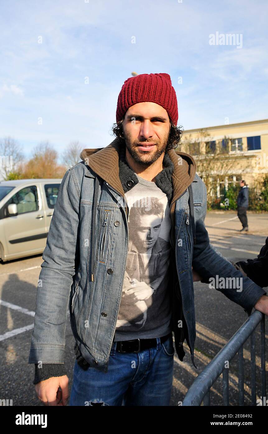 Salvatore Sirigu du PSG arrive pour une session de formation de football au Camp des Loges à Saint-Germain-en-Laye, France, le 12 janvier 2012. Photo de Thierry Plessis/ABACAPRESS.COM Banque D'Images