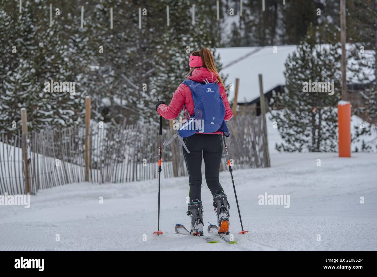 Grandvalira, Andorre : 2020 décembre 27 : Femme faisant du ski alpinisme dans les montagnes des Pyrénées en Europe à l'hiver 2020. Banque D'Images