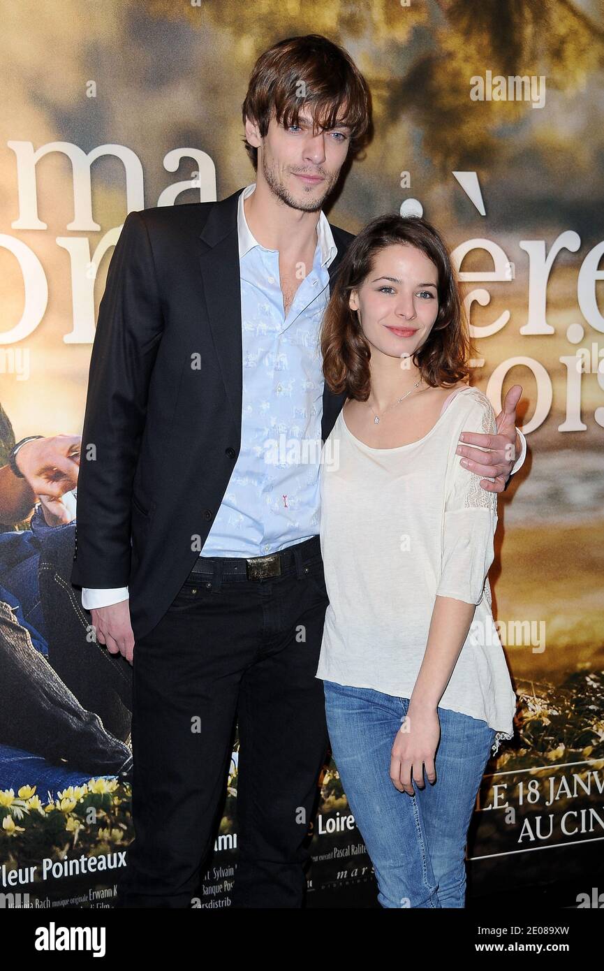 Martin Cannavo et Esther Comar assisteront à la première de 'sa Premiere Fois' au cinéma Cine cite Bercy de l'UGC, à Paris, en France, le 17 janvier 2012. Photo de Nicolas Briquet/ABACAPRESS.COM Banque D'Images