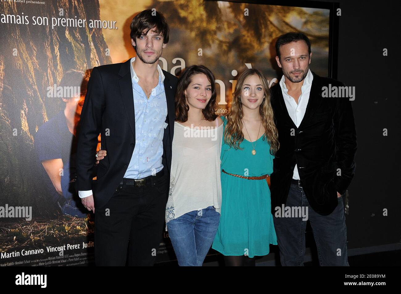 Martin Cannavo, Esther Comar, Lilly-Fleur Pointeaux et Vincent Perez assistent à la première de la « première Fois » qui s'est tenue au cinéma Cine cite Bercy de l'UGC à Paris, en France, le 17 janvier 2012. Photo de Nicolas Briquet/ABACAPRESS.COM Banque D'Images