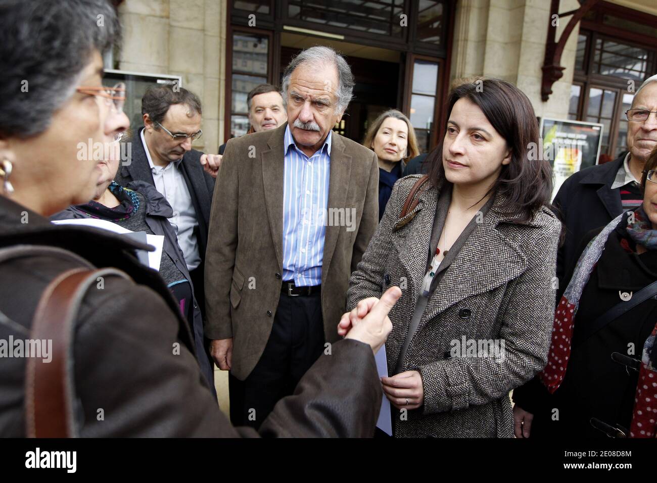 Noel Mamere, maire de Begles et membre du Parlement européen, et Cecile Duflot, secrétaire nationale du Parti Vert français Europe Ecologie les Verts (EELV) lors d'une réunion à Begles, dans le sud-ouest de la France, le 20 janvier 2012. Les dirigeants de l'EELV se réunissent pour préparer leur stratégie en faveur de la candidate à la présidence Eva Joly et des prochaines élections régionales. Photo de Patrick Bernard/ABACAPRESS.COM Banque D'Images