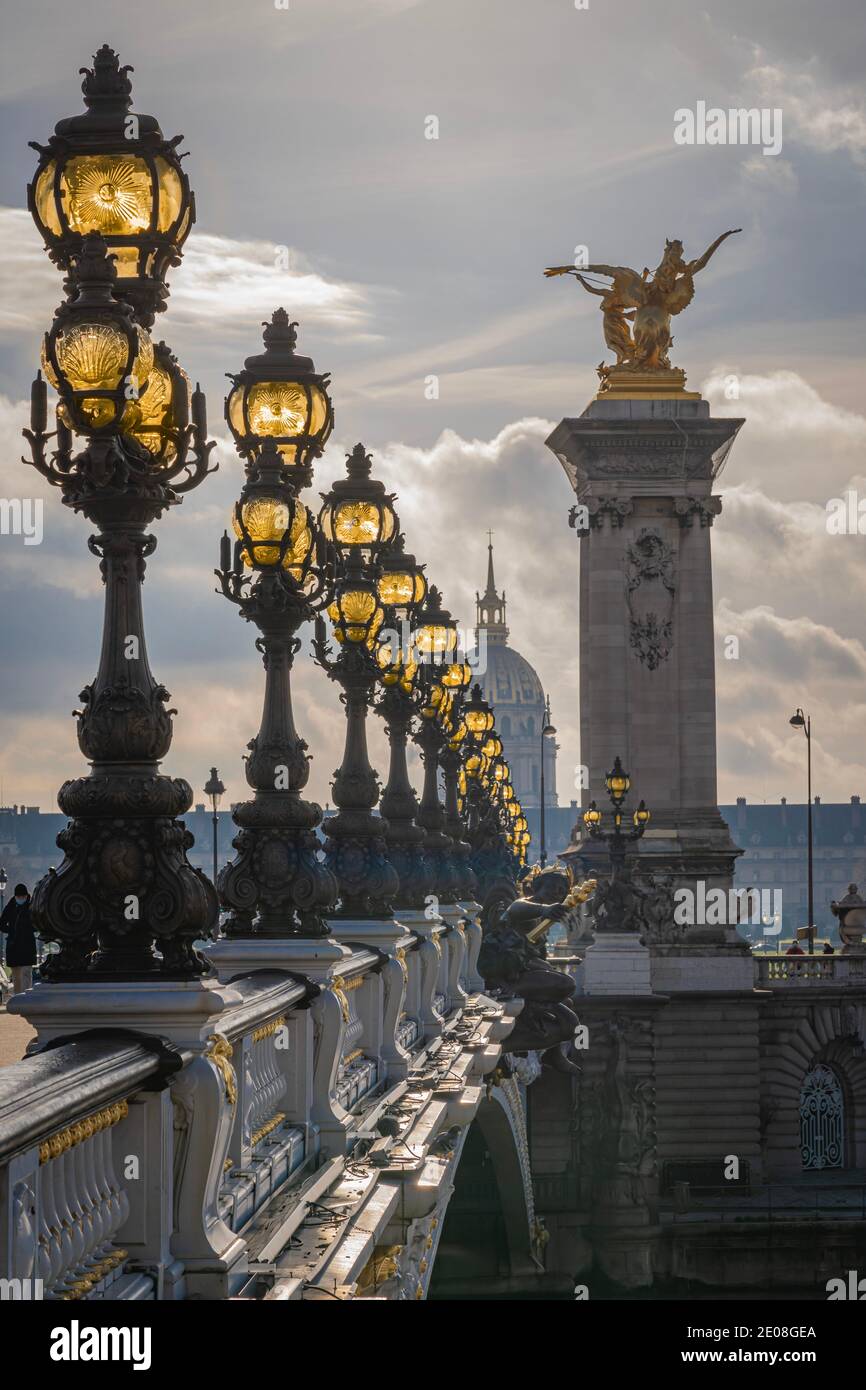 Paris, France - 12 30 2020 : quais de Seine. Détails du pont Alexander III pendant Noël et le nouvel an Banque D'Images