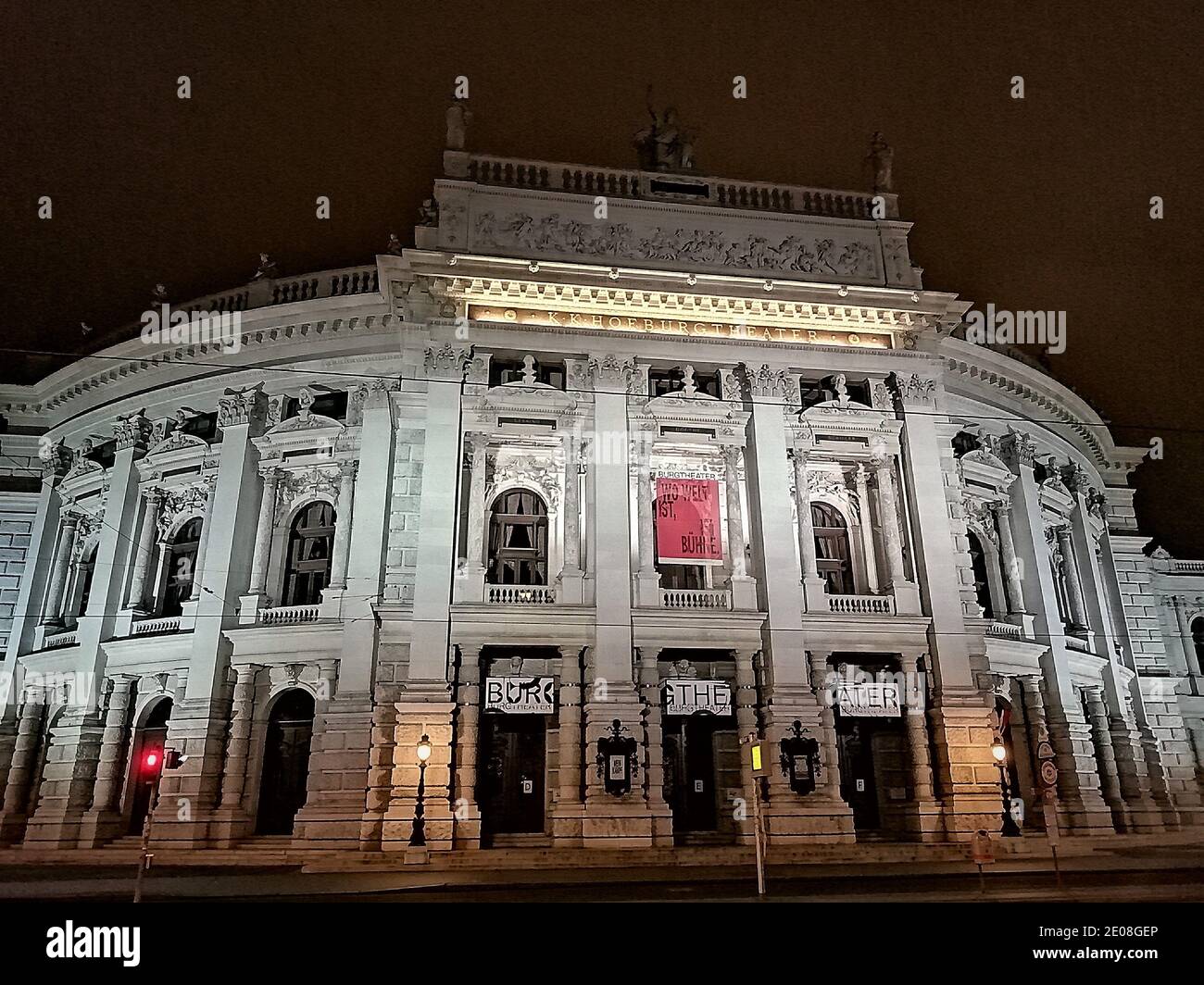Vue de nuit sur le théâtre Hofburg. Vienne, Autriche. 06 décembre 2020. Banque D'Images