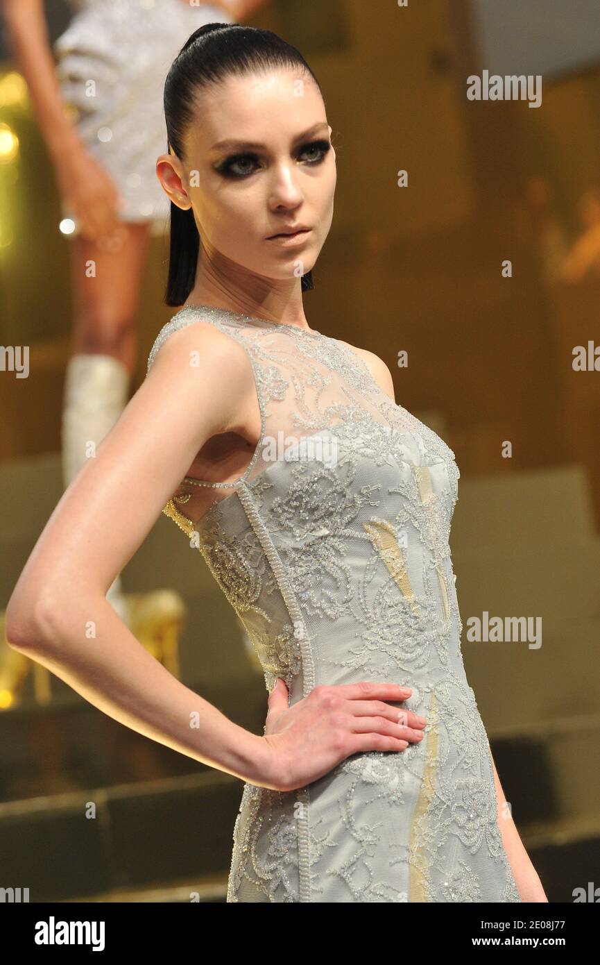 Un modèle présente une création de la designer italienne Donatella Versace  pour le salon de la collection haute Couture de l'atelier Versace  Printemps-été 2012 qui s'est tenu à l'Ecole des Beaux-Arts à