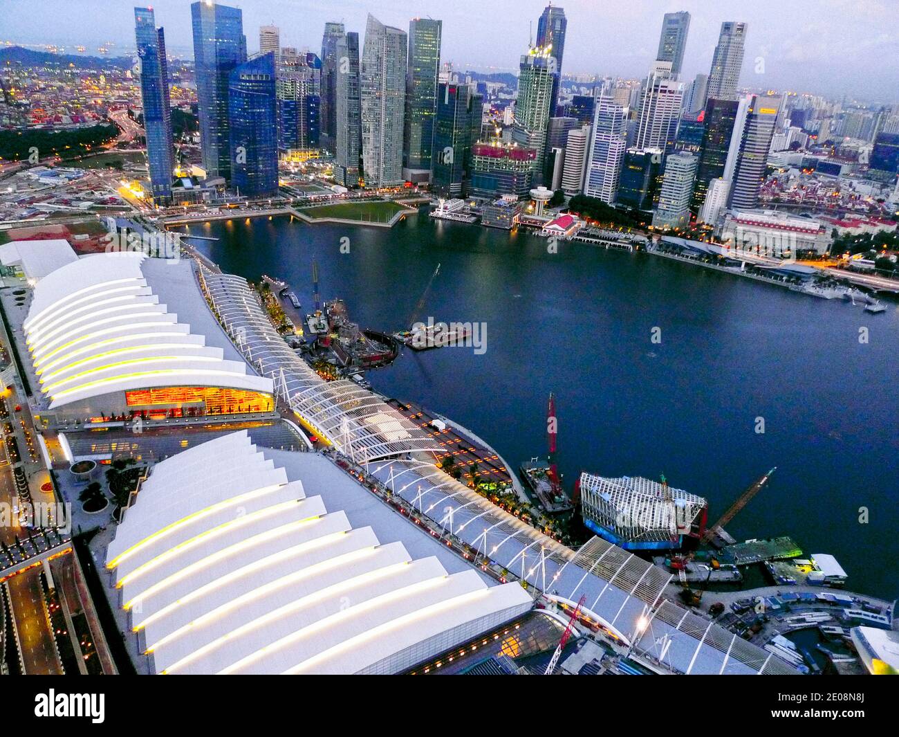 Une vue sur les sables de Marina Bay à Singapour, janvier 2012. Marina Bay Sands est une station balnéaire intégrée qui donne sur Marina Bay à Singapour. Il est facturé comme la propriété de casino autonome la plus chère au monde à 6 milliards de dollars. Avec le casino complet, le complexe dispose d'un hôtel de 2,561 chambres, d'un centre de congrès-exposition de 1,300,000 pieds carrés (120,000 m2), du centre commercial Shoppes at Marina Bay Sands de 800,000 mètres carrés (74,000 m2), d'un musée emblématique ArtScience, de deux grands théâtres, de sept restaurants « chefs célèbres », de deux Crystal Pavilions, d'une patinoire flottante, et le plus grand atriu du monde Banque D'Images