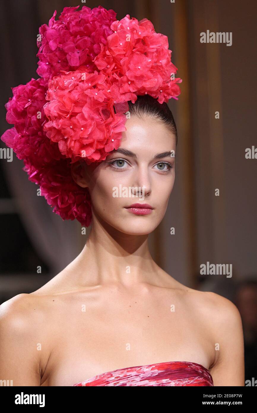 Un modèle présente une création de Giambattista Valli pour son défilé de mode Printemps-été 2012 haute Couture à Paris, France, le 23 janvier 2012. Photo de Roberto Martinelli/ABACAPRESS.COM Banque D'Images