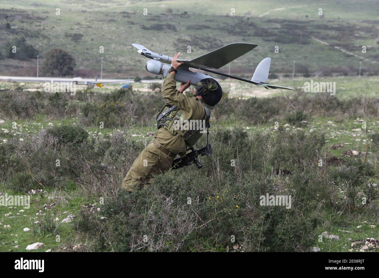 Un soldat israélien lance le drone Skylark lors d'un exercice près de Bat  Shlomo, Israël, le 16 janvier 2012. Le Skylark peut transporter une charge  de caméra pouvant atteindre 1 kg, dispose