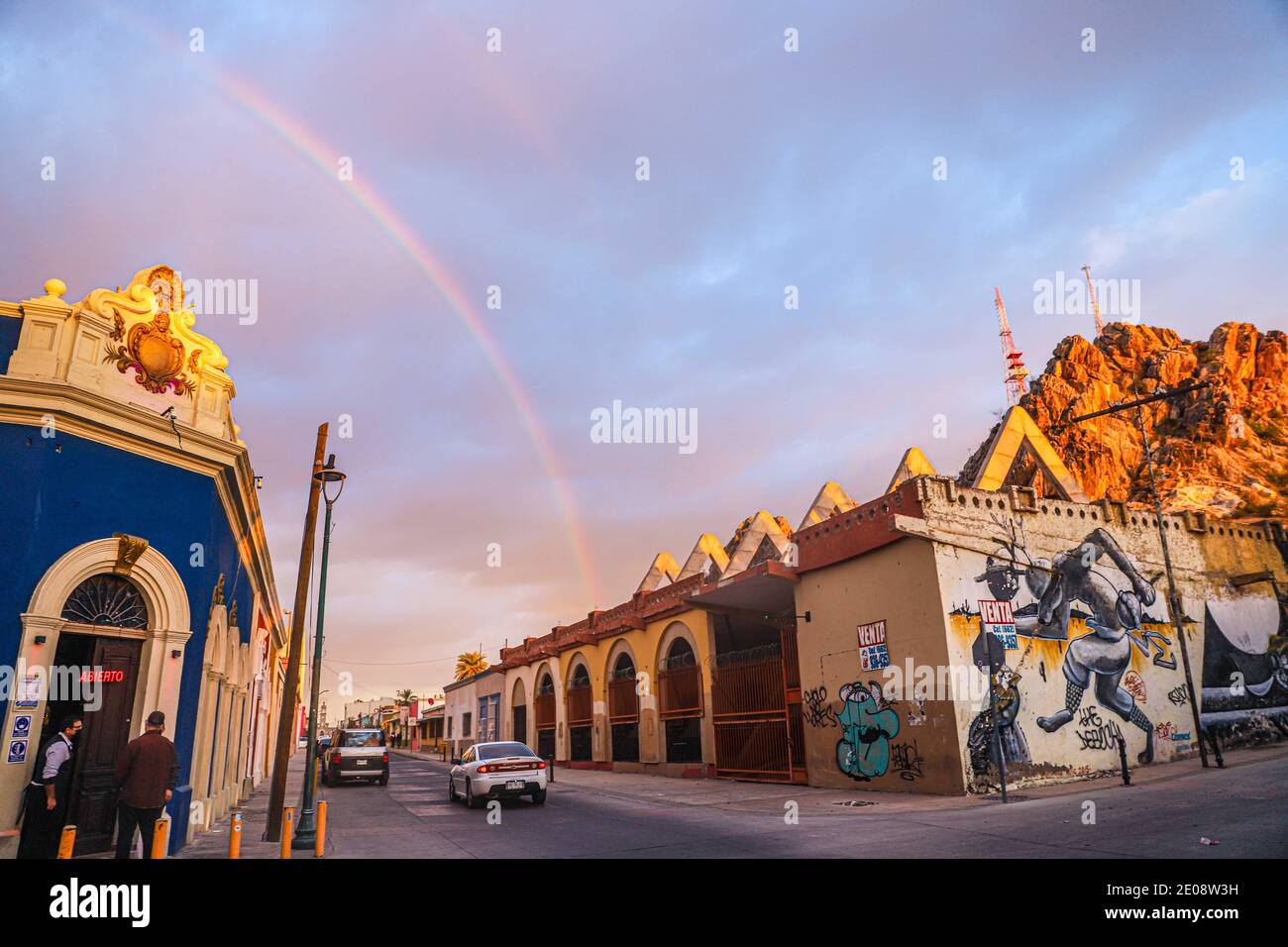 Un arc-en-ciel est observé au-dessus du bar ou de la brasserie Barra Hidalgo par une journée nuageuse pendant un après-midi d'hiver le 29 décembre 2020 à Hermosillo, au Mexique. Colline de la cloche (photo par Luis Gutierrez / Norte photo). Un arcoiris se observa sobre el bar o cerveceria Barra Hidalgo en un dia de cielo nublado durante una tarde de invierno el 29 de diciembre del 2020 en Hermosillo, Mexique. Cerro de la campana (photo de Luis Gutierrez/Norte photo ). Banque D'Images