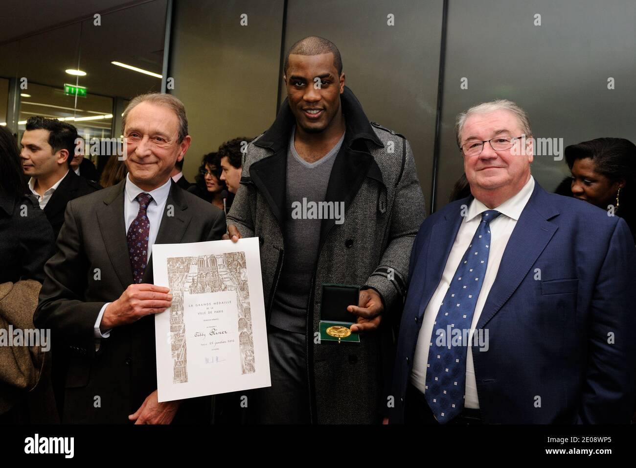 Teddy Riner, champion du monde de Judo français, Bertrand Delanoe, maire de Paris et Daniel Vaillant, maire du 18e arrondissement de Paris, posant lors d'une cérémonie de remise des médailles à Paris, en France, le 25 janvier 2012. Teddy Riner reçoit la médaille « Grand Vermeil de la ville de Paris » de Bertrand Delanoe et Daniel Vaillant. Photo d'Alban Wyters/ABACAPRESS.COM Banque D'Images