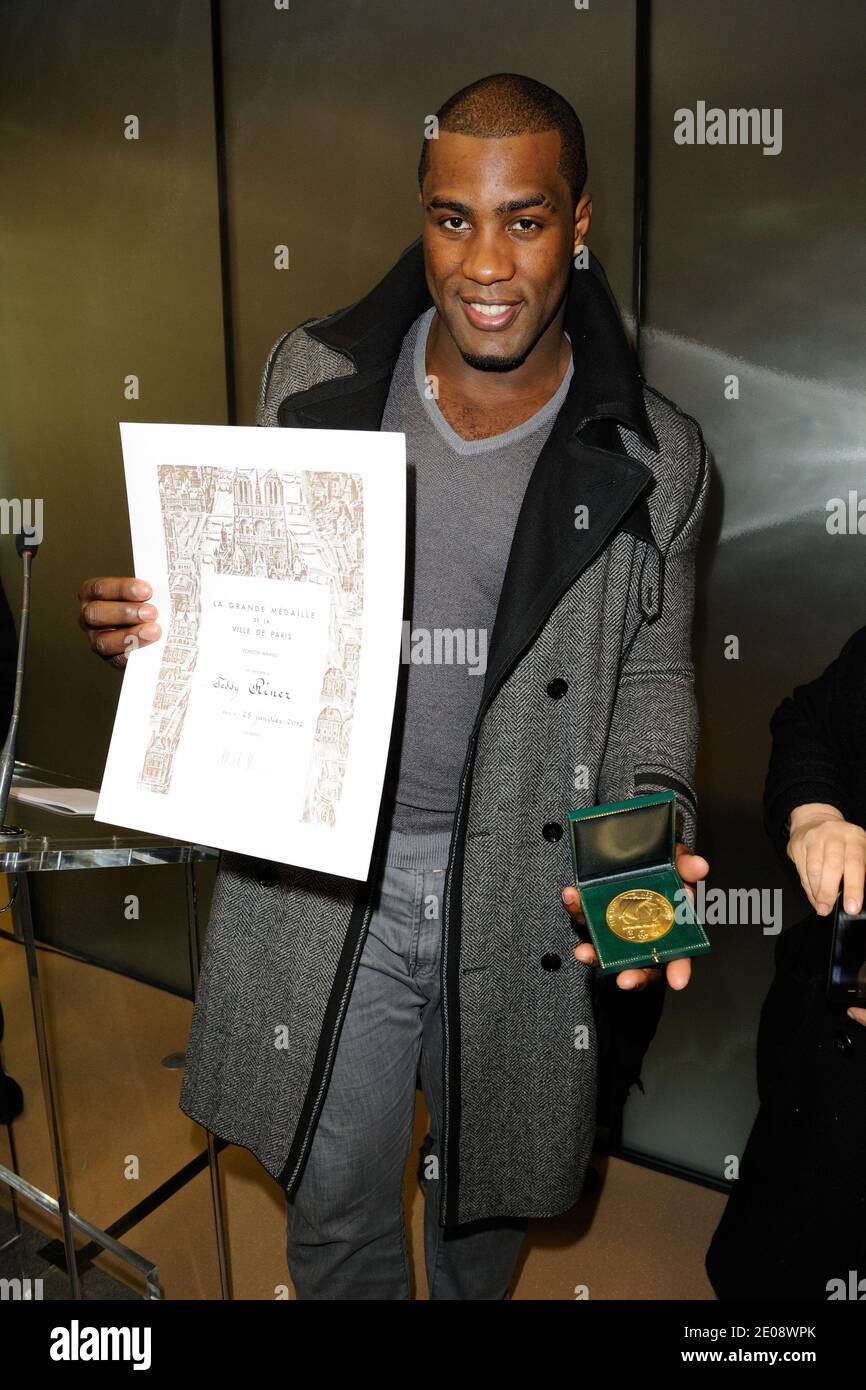 Teddy Riner, champion du monde de la Judo française, pose lors d'une cérémonie de remise des médailles à Paris, en France, le 25 janvier 2012. Teddy Riner reçoit la médaille « Grand Vermeil de la ville de Paris » de Bertrand Delanoe et Daniel Vaillant. Photo d'Alban Wyters/ABACAPRESS.COM Banque D'Images