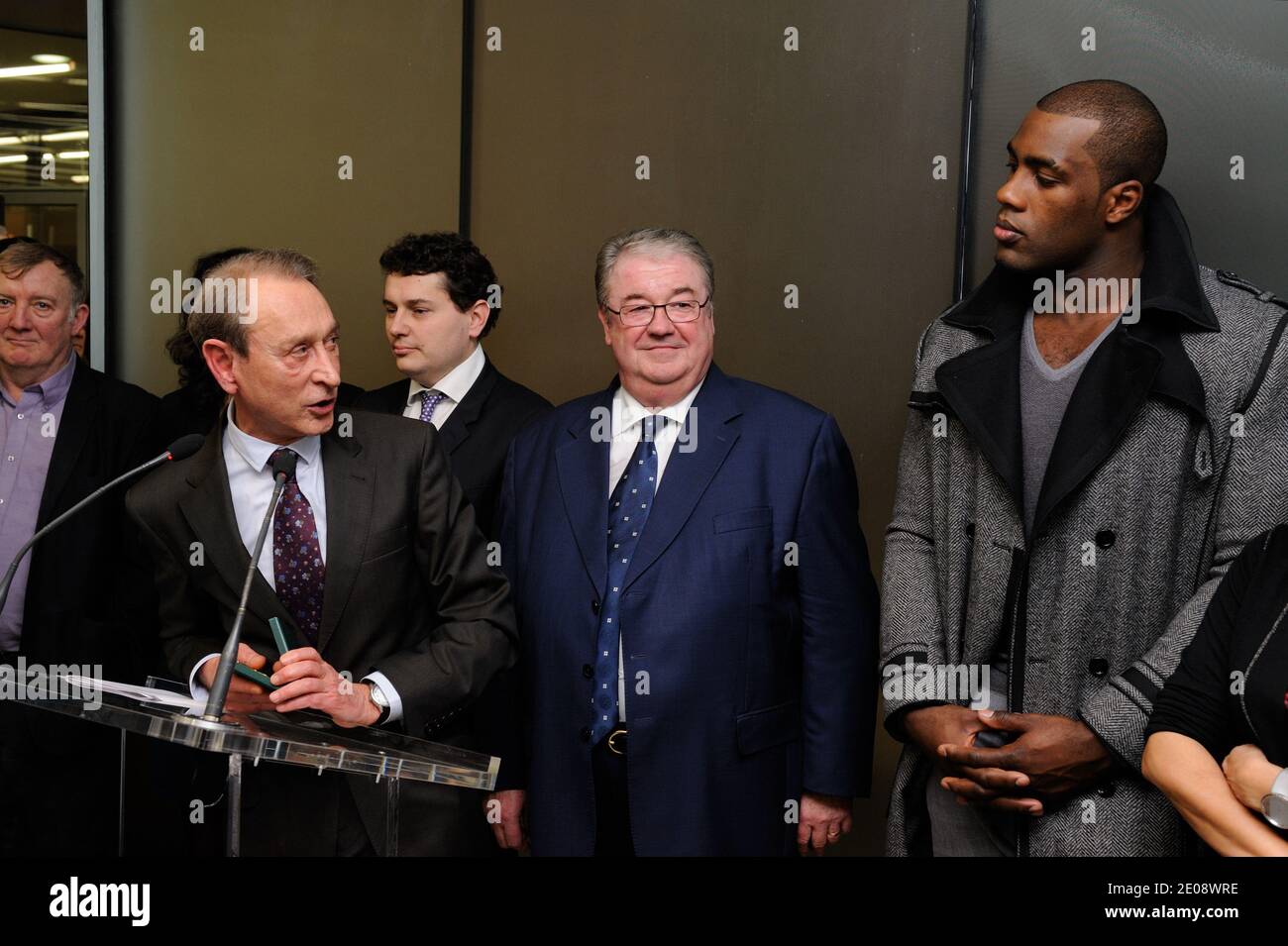 Teddy Riner, champion du monde de Judo français, Bertrand Delanoe, maire de Paris et Daniel Vaillant, maire du 18e arrondissement de Paris, posant lors d'une cérémonie de remise des médailles à Paris, en France, le 25 janvier 2012. Teddy Riner reçoit la médaille « Grand Vermeil de la ville de Paris » de Bertrand Delanoe et Daniel Vaillant. Photo d'Alban Wyters/ABACAPRESS.COM Banque D'Images