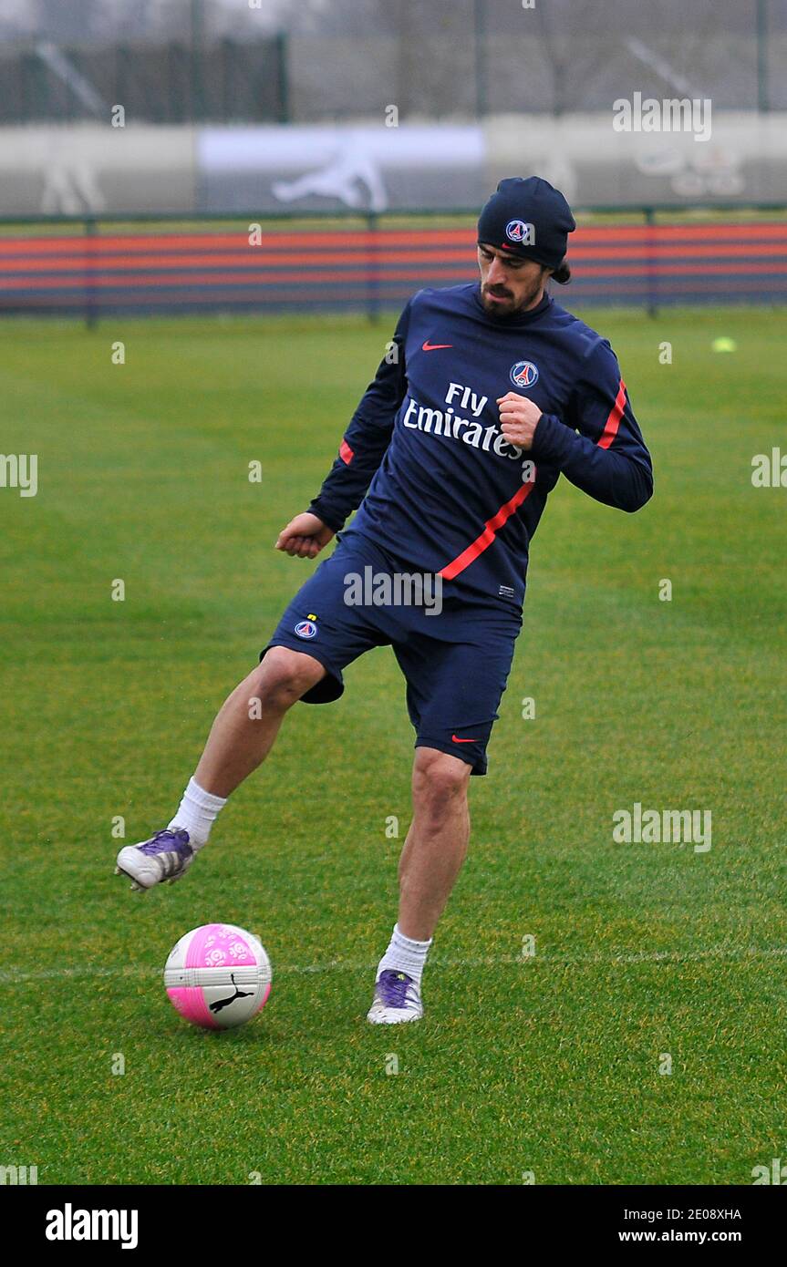 Milan Bisevac du PSG lors d'une séance de formation au football au Camp des Loges à Saint-Germain-en-Laye près de Paris, France, le 25 janvier 2012. Photo de Thierry Plessis/ABACAPRESS.COM Banque D'Images