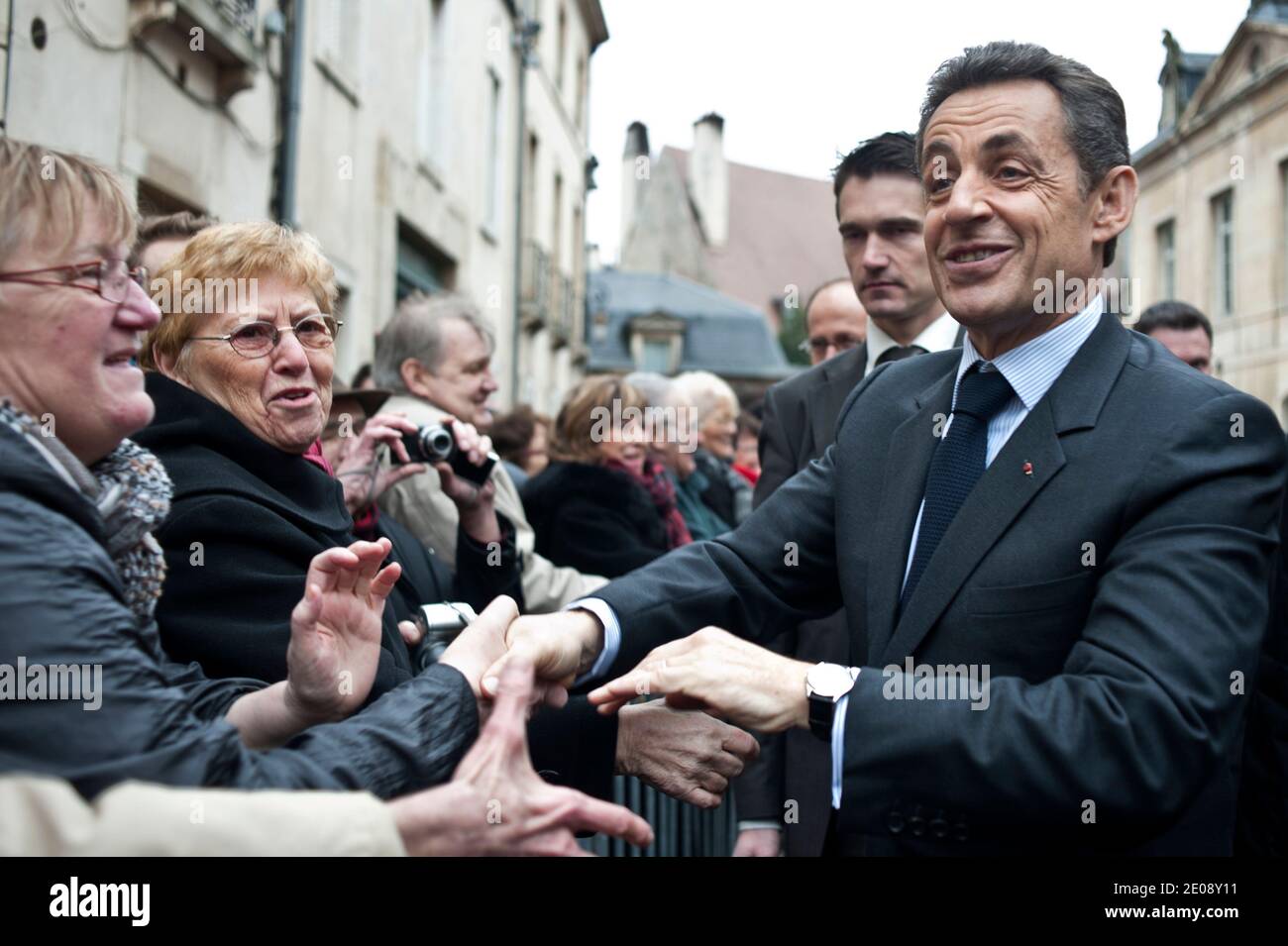 Le président français Nicolas Sarkozy s'exprime lors d'une table ronde avec des magistrats et les premiers évaluateurs citoyens français à la Cour d'appel de Dijon, à Dijon, dans l'est de la France, le 26 janvier 2012. La Cour d'appel de Dijon et Toulouse testent actuellement la nouvelle réforme judiciaire à étendre à tous les tribunaux de justice français. Les deux villes appliquent la nouvelle réforme de la justice, où deux assesseurs de citoyens aident trois magistrats à juger des infractions punissables de cinq ans à dix ans de prison, soit environ 40,000 cas par an. Photo d'Arnaud Finistre/ABACAPRESS.COM Banque D'Images