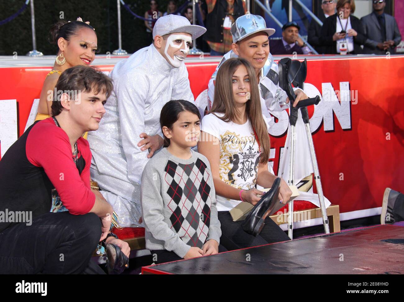 Blanket Jackson, Prince Jackson, Paris Jackson, Michael Jackson les enfants de leur père imprèteront les chaussures et les gants à paillettes en ciment au Grauman's Chinese Theatre, Hollywood, CA, USA. 26 janvier 2012. (Photo : Blanket Jackson, Prince Jackson, Paris Jackson). Photo de Baxter/ABACAPRESS.COM Banque D'Images