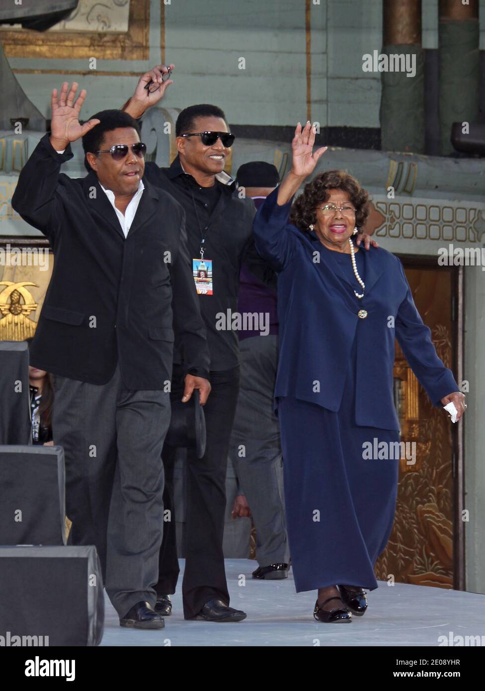 Tito Jackson, Jermaine Jackson, Katherine Jackson, Michael Jackson les enfants de leur père imprèteront les chaussures et les gants à paillettes en ciment au Grauman's Chinese Theatre, Hollywood, CA, États-Unis. 26 janvier 2012. (Photo : Tito Jackson, Jermaine Jackson, Katherine Jackson). Photo de Baxter/ABACAPRESS.COM Banque D'Images