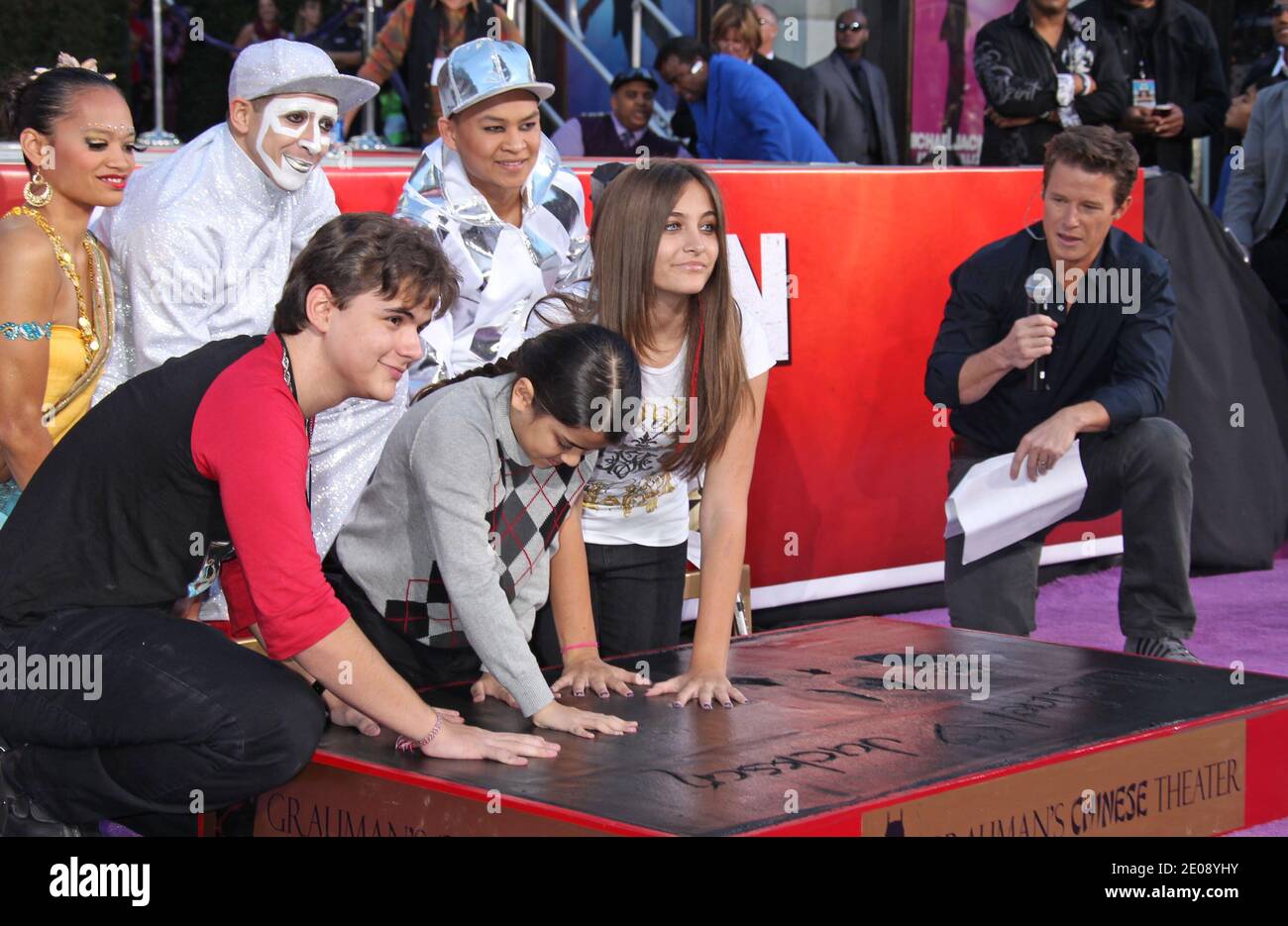 Prince Jackson, Blanket Jackson, Paris Jackson, Michael Jackson les enfants de leur père imprèteront les chaussures et les gants à paillettes en ciment au Grauman's Chinese Theatre, Hollywood, CA, États-Unis. 26 janvier 2012. (Photo : Prince Jackson, Blanket Jackson, Paris Jackson). Photo de Baxter/ABACAPRESS.COM Banque D'Images