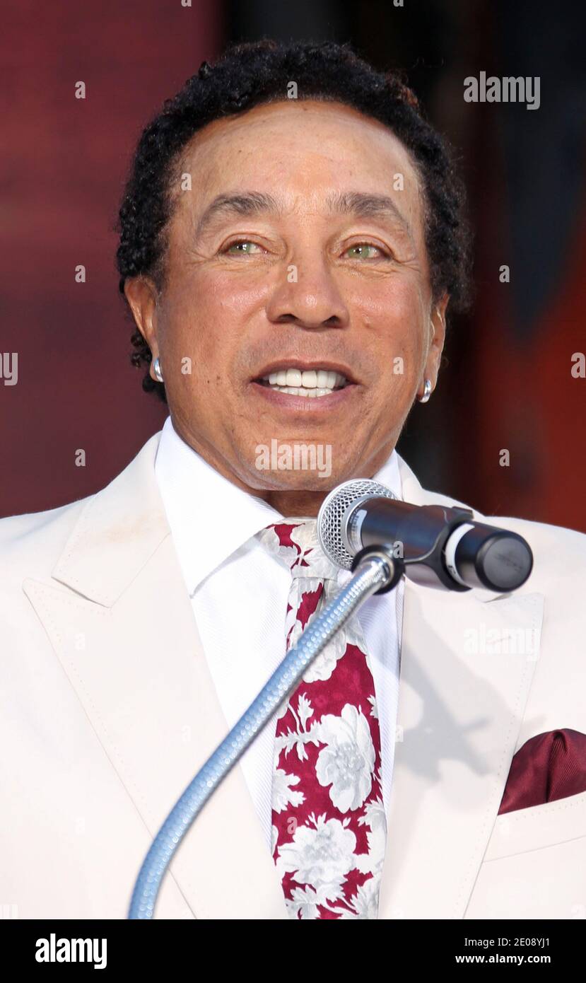 Smokey Robinson, les enfants de Michael Jackson imitent les chaussures de leur père et les gants à paillettes en ciment au Grauman's Chinese Theatre, Hollywood, CA, États-Unis. 26 janvier 2012. (Photo : Smokey Robinson). Photo de Baxter/ABACAPRESS.COM Banque D'Images