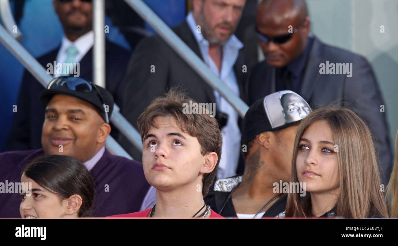 Blanket Jackson, Prince Jackson, Paris Jackson, Michael Jackson les enfants de leur père imprèteront les chaussures et les gants à paillettes en ciment au Grauman's Chinese Theatre, Hollywood, CA, USA. 26 janvier 2012. (Photo : Blanket Jackson, Prince Jackson, Paris Jackson). Photo de Baxter/ABACAPRESS.COM Banque D'Images
