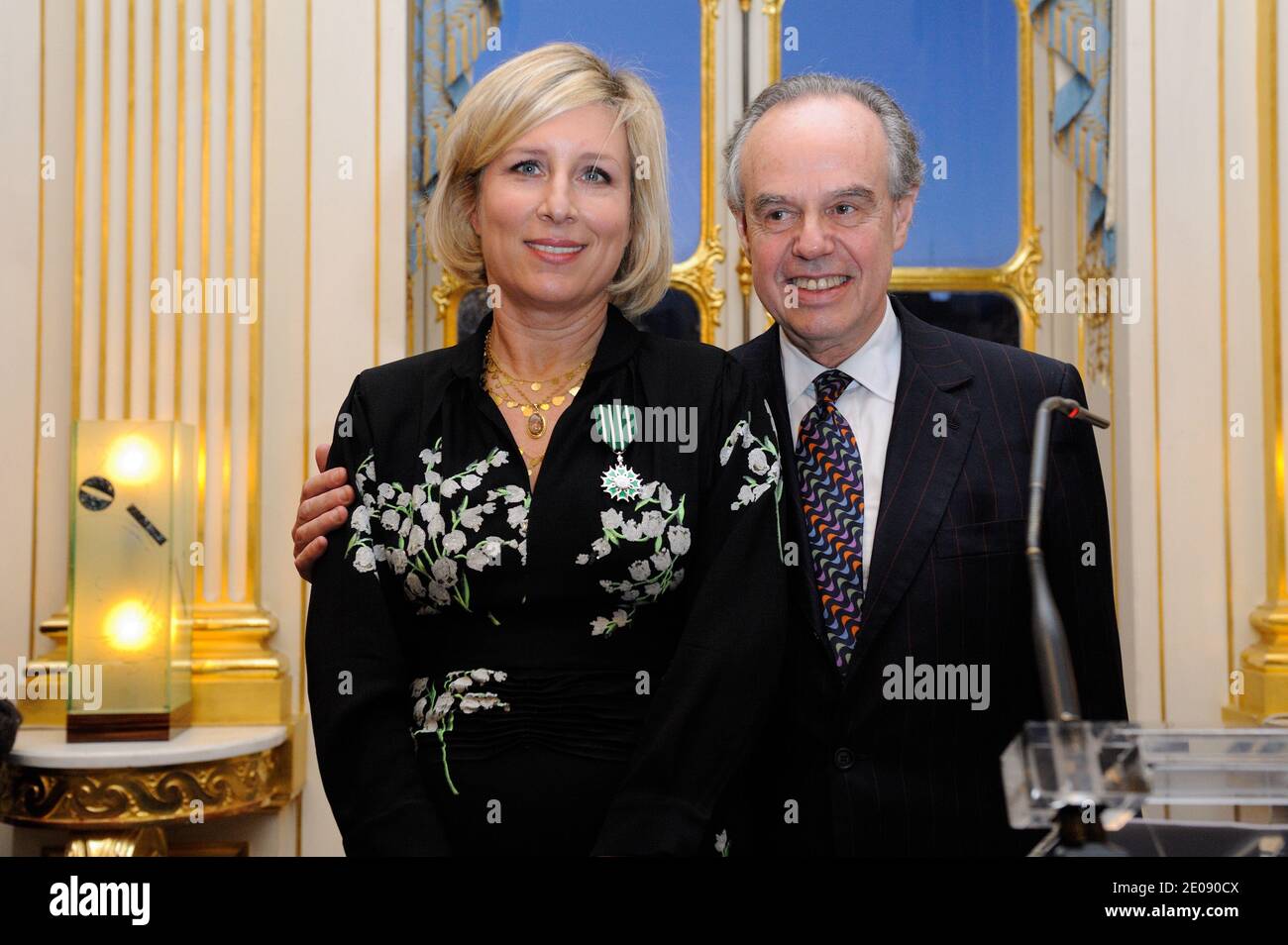 Daniela Andrier reçoit la médaille du Chevalier dans l'ordre National des Arts et lettres du ministre français de la Culture, Frédéric Mitterrand, lors d'une cérémonie qui s'est tenue au siège du ministère de la Culture, à Paris, en France, le 26 janvier 2012. Photo d'Alban Wyters/ABACAPRESS.COM Banque D'Images