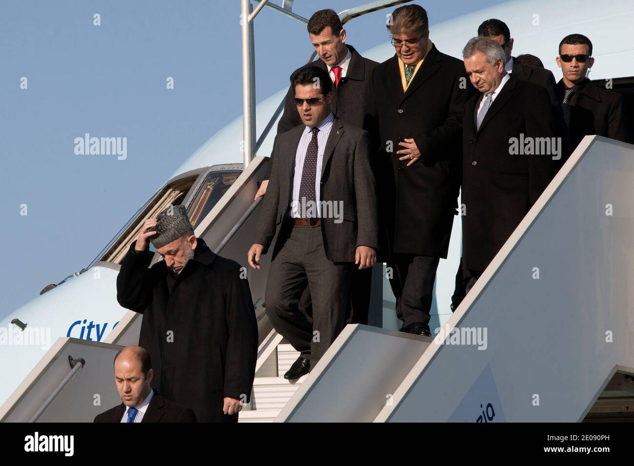 Le président afghan Hamid Karzaï arrive à l'aéroport d'Orly, en dehors de Paris, en France, le 27 janvier 2012. Karzaï effectue un voyage européen de cinq jours pour signer des accords de partenariat stratégique à long terme visant à renforcer le soutien à la reconstruction et au développement de l'Afghanistan. Photo de Stephane Lemouton/ABACAPRESS.COM Banque D'Images