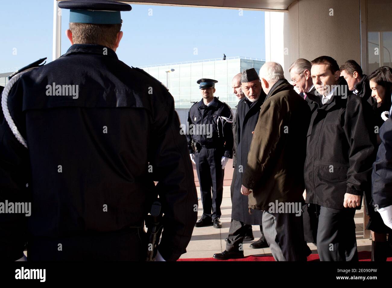 Le président afghan Hamid Karzaï arrive à l'aéroport d'Orly, en dehors de Paris, en France, le 27 janvier 2012. Karzaï effectue un voyage européen de cinq jours pour signer des accords de partenariat stratégique à long terme visant à renforcer le soutien à la reconstruction et au développement de l'Afghanistan. Photo de Stephane Lemouton/ABACAPRESS.COM Banque D'Images