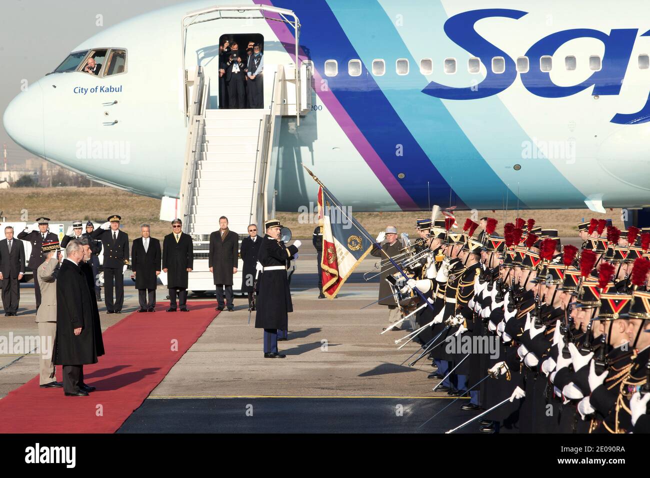 Le président afghan Hamid Karzaï est reçu le 27 janvier 2012 par le ministre français chargé de la coopération Henri de Raincourt à l'aéroport d'Orly, en dehors de Paris, en France. Karzaï effectue un voyage européen de cinq jours pour signer des accords de partenariat stratégique à long terme visant à renforcer le soutien à la reconstruction et au développement de l'Afghanistan. Photo de Stephane Lemouton/ABACAPRESS.COM Banque D'Images