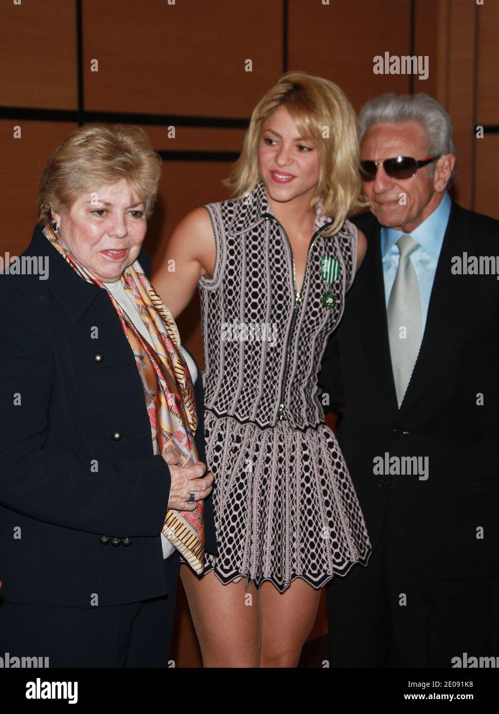 Shakira (ici avec ses parents) reçoit la médaille du Chevalier des Arts