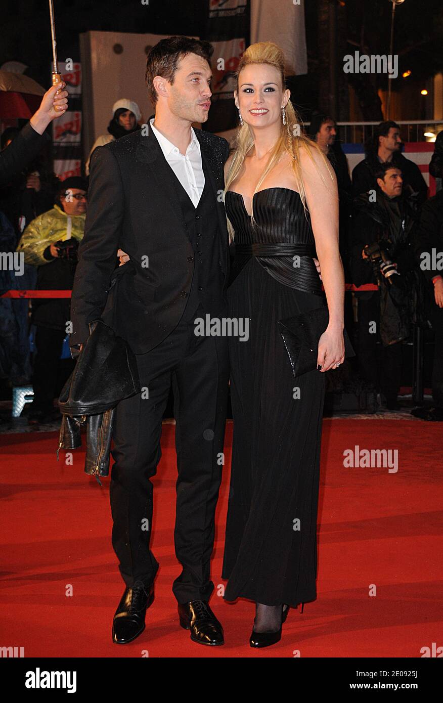 Elodie Gossuin et son petit ami arrivent à la 13ème cérémonie des NRJ Music Awards qui s'est tenue au Palais des Festivals à Cannes, en France, le 28 janvier 2012. Photo de Gorassini-Guignebourg/ABACAPRESS.COM Banque D'Images