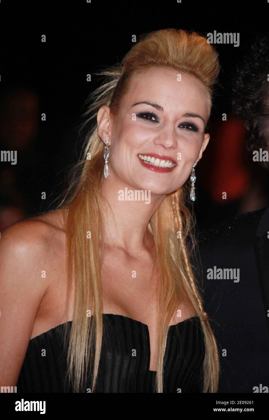Elodie Gossuin arrive à la 13ème cérémonie des NRJ Music Awards qui s'est tenue au Palais des Festivals de Cannes, France, le 28 janvier 2012. Photo de Gorassini-Guignebourg/ABACAPRESS.COM? Banque D'Images