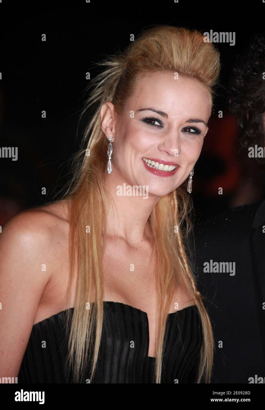 Elodie Gossuin arrive à la 13ème cérémonie des NRJ Music Awards qui s'est tenue au Palais des Festivals de Cannes, France, le 28 janvier 2012. Photo de Gorassini-Guignebourg/ABACAPRESS.COM? Banque D'Images