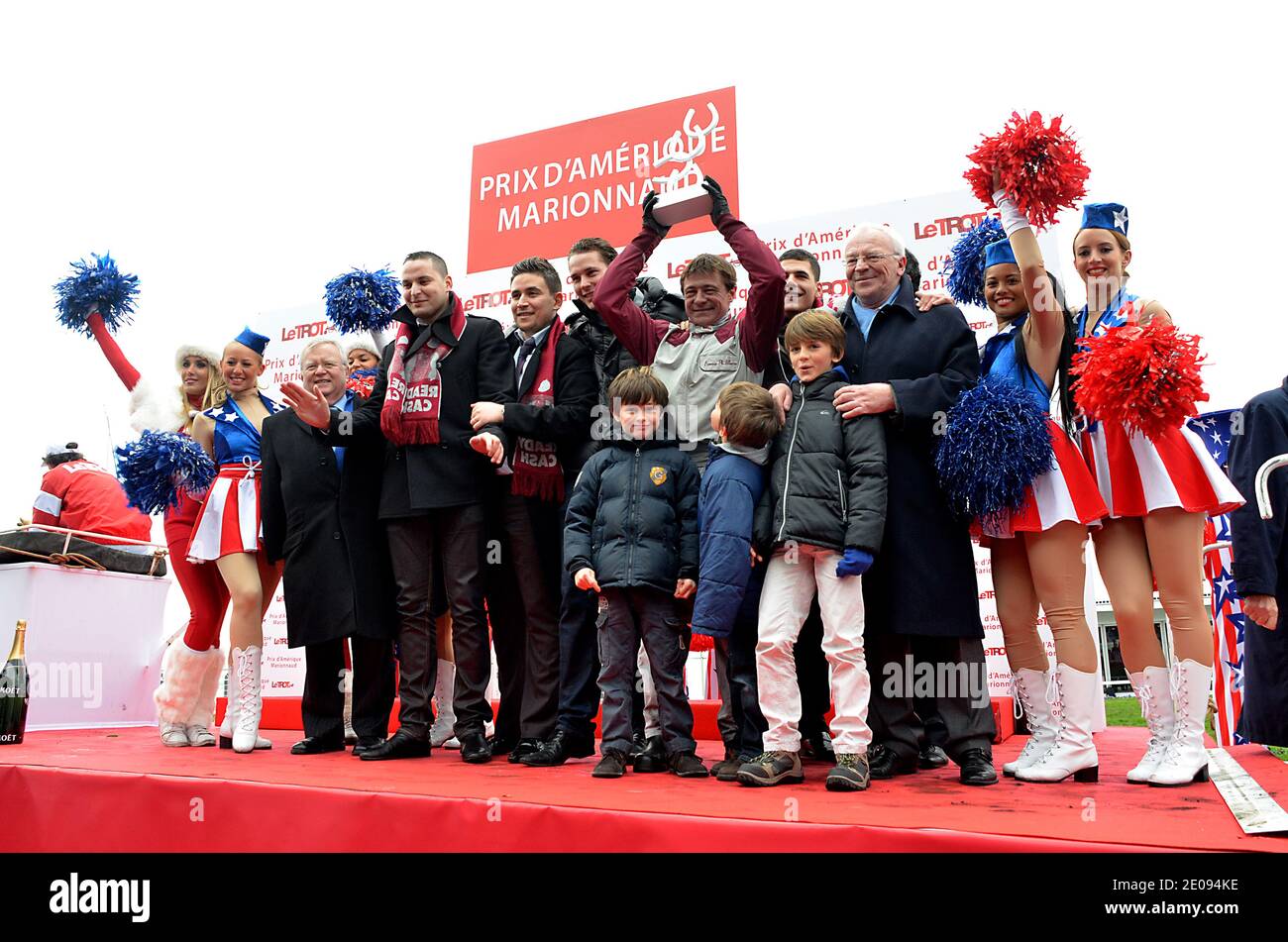 Franck Nivard, vainqueur avec son cheval « Ready Cash » du 91e Prix d'Amérique, la course de trotting la plus prestigieuse d'Europe, flanquée de son entraîneur Thierry Duvaldestin (R), pose sur le podium avec son trophée le 29 janvier 2012 sur le circuit de Vincennes, à l'est de Paris. L'événement a été créé en 1920 pour honorer les soldats américains qui ont fait l'écession pendant la première Guerre mondiale. Photo de Thierry Plessis/ABACAPRESS.COM Banque D'Images