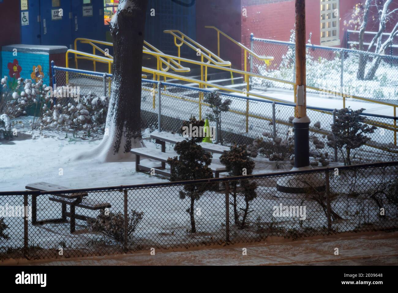 Le PS 33, dans le quartier de Chelsea, à New York, est enveloppé de neige dans la nuit du mercredi 16 décembre 2020. En raison de l’hiver Nor’easter, le maire de New York, Bill de Blasio, a annoncé que les écoles physiques seront fermées et que le corps étudiant et les éducateurs vont passer à l’apprentissage à distance. (© Richard B. Levine) Banque D'Images