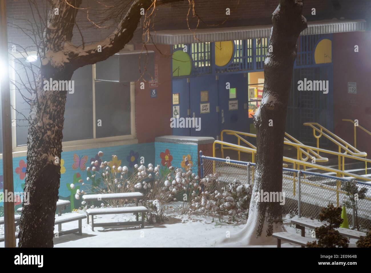 Le PS 33, dans le quartier de Chelsea, à New York, est enveloppé de neige dans la nuit du mercredi 16 décembre 2020. En raison de l’hiver Nor’easter, le maire de New York, Bill de Blasio, a annoncé que les écoles physiques seront fermées et que le corps étudiant et les éducateurs vont passer à l’apprentissage à distance. (© Richard B. Levine) Banque D'Images