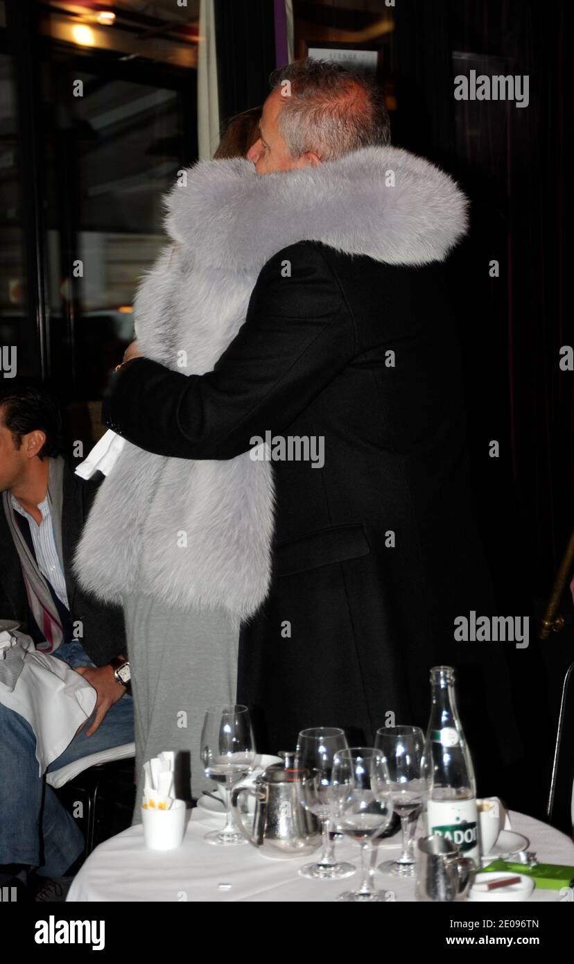 Kate Moss quitte l'hôtel Ritz et déjeuner au restaurant Avenue à Paris, France, le 25 janvier 2012. Photo de Laurene Fvier/ABACAPRESS.COM Banque D'Images