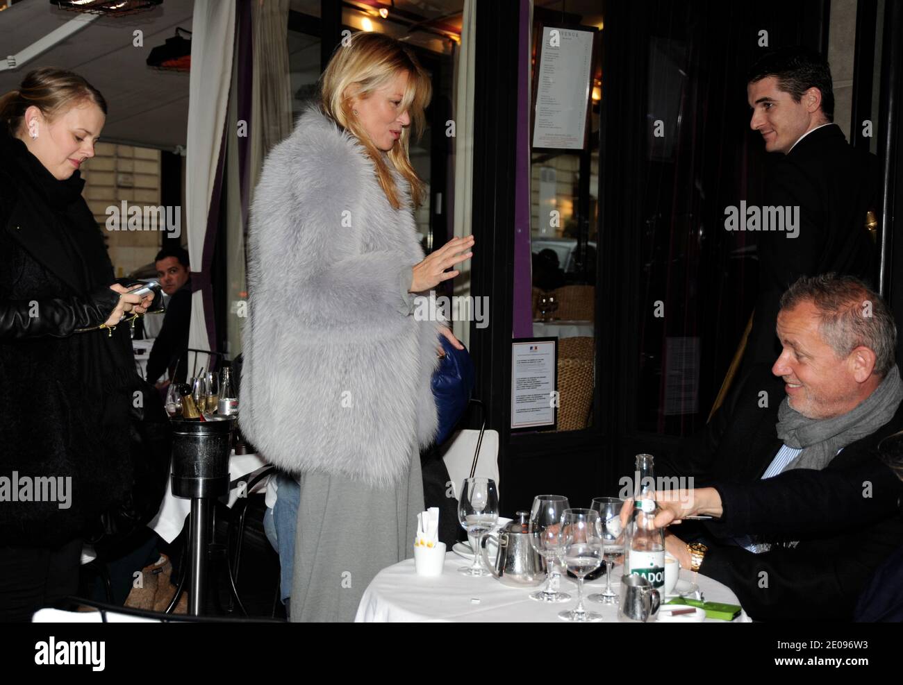 Kate Moss quitte l'hôtel Ritz et déjeuner au restaurant Avenue à Paris, France, le 25 janvier 2012. Photo de Laurene Fvier/ABACAPRESS.COM Banque D'Images