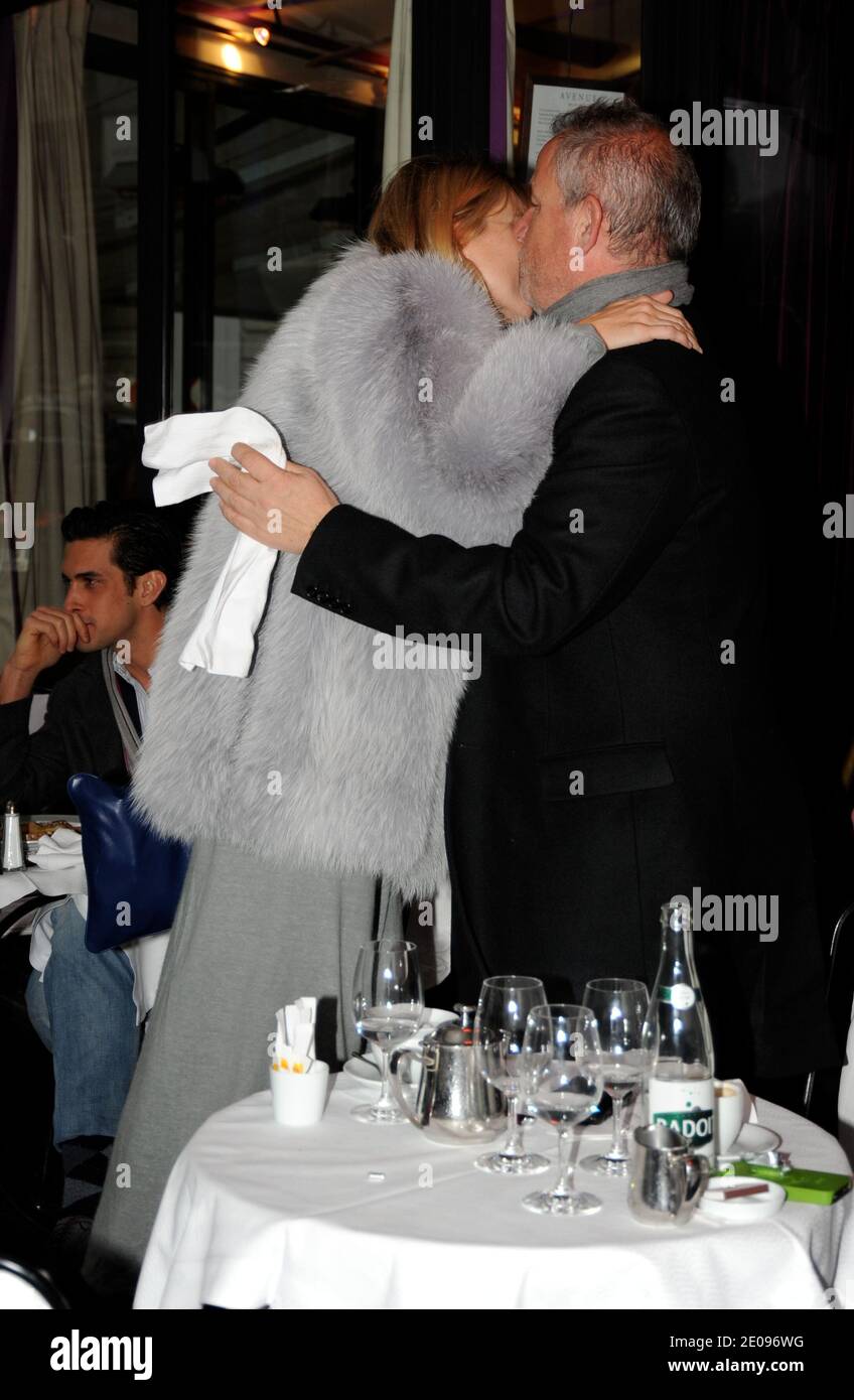 Kate Moss quitte l'hôtel Ritz et déjeuner au restaurant Avenue à Paris, France, le 25 janvier 2012. Photo de Laurene Fvier/ABACAPRESS.COM Banque D'Images