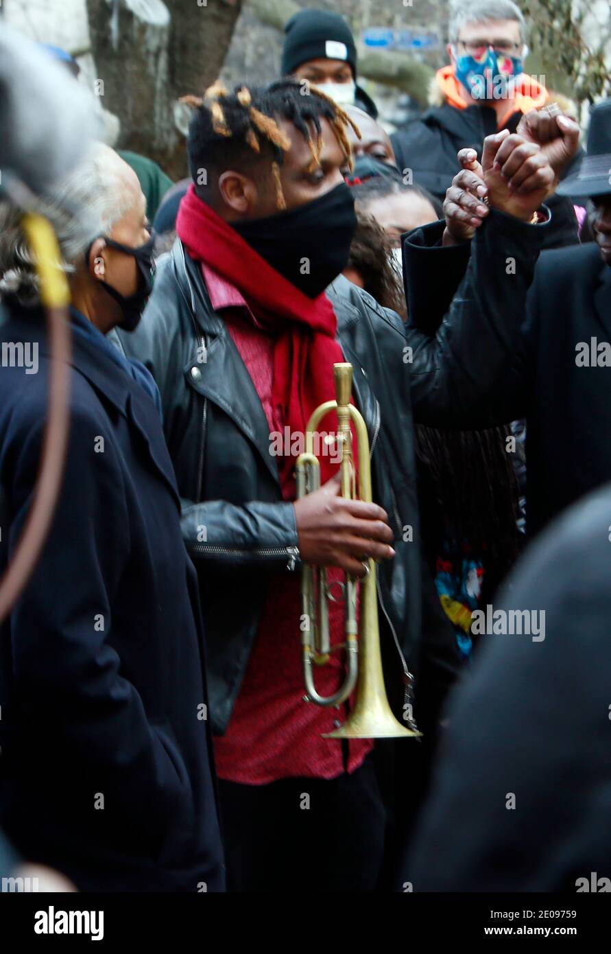 NEW YORK, NY - DÉCEMBRE 30 : le procureur des droits civils Benjamin Crump représentant les parents, Keyon Harrold, Sr. Et Kat Rodriguez et leur fils, Keyon Harrold, Jr. Qui a été agressé, Attaqué verbalement et accusé d'avoir volé un téléphone portable par un autre invité de l'hôtel de boutique Arlo SoHo dans les jours précédents, tenir une conférence de presse pour mettre en évidence les valeurs égalitaires de la société américaine. Le Rev, Al Sharpton, fondateur et président de National action Network et divers supporters ont participé à l'événement, qui s'est tenu à City Hall Park le 30 décembre 2020 à New York. Crédit : mpi43/MediaPunch Banque D'Images