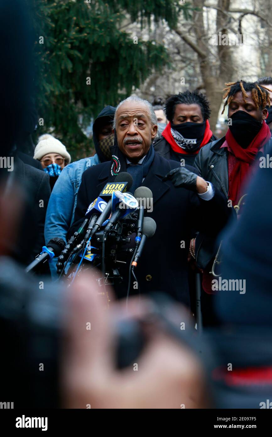 NEW YORK, NY - DÉCEMBRE 30 : le procureur des droits civils Benjamin Crump représentant les parents, Keyon Harrold, Sr. Et Kat Rodriguez et leur fils, Keyon Harrold, Jr. Qui a été agressé, Attaqué verbalement et accusé d'avoir volé un téléphone portable par un autre invité de l'hôtel de boutique Arlo SoHo dans les jours précédents, tenir une conférence de presse pour mettre en évidence les valeurs égalitaires de la société américaine. Le Rev, Al Sharpton, fondateur et président de National action Network et divers supporters ont participé à l'événement, qui s'est tenu à City Hall Park le 30 décembre 2020 à New York. Crédit : mpi43/MediaPunch Banque D'Images