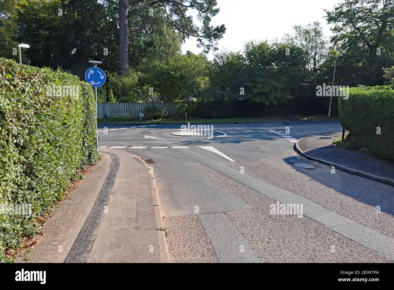 Un mini rond-point sur une route calme dans un village de Devon, Angleterre Banque D'Images