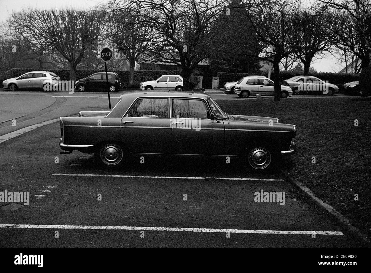 AJAXNETPHOTO. LOUVCIENNES, FRANCE. - RARE CLASSIQUE - UNE PEUGEOT 404 SALOON GARÉE SUR UNE RUE RÉSIDENTIELLE.PHOTO:JONATHAN EASTLAND/AJAX REF:TC2588BW 18 Banque D'Images