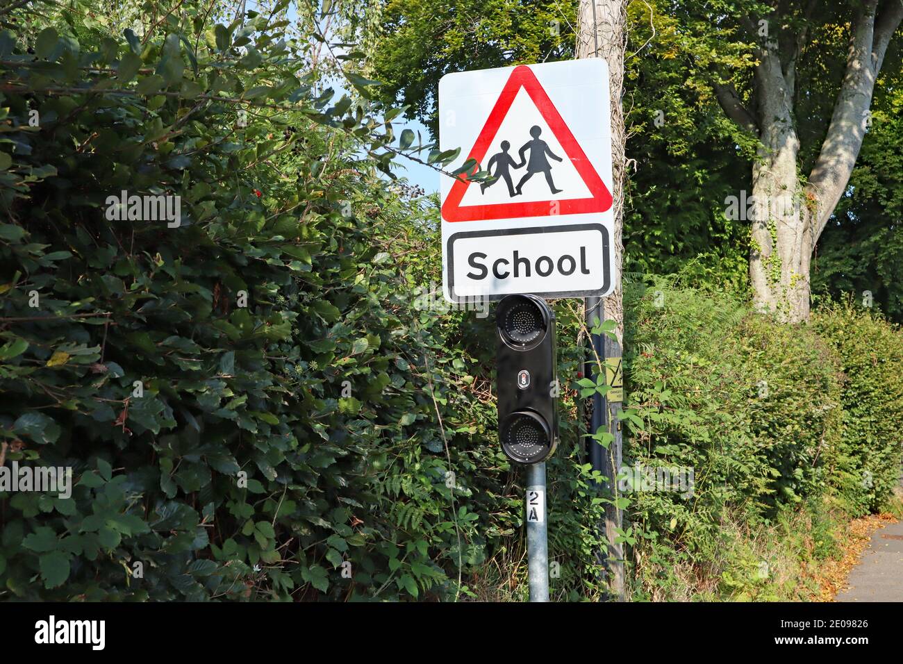Un panneau routier près de l'école du village Banque D'Images