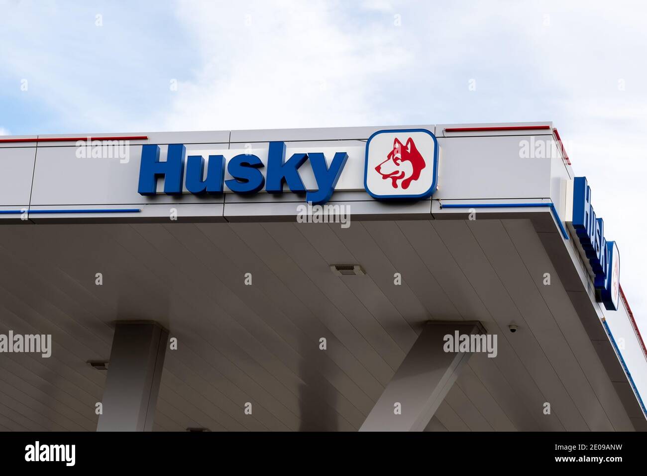 Brampton, Ontario, Canada - 5 octobre 2019 : gros plan sur l'enseigne de la station-service Husky, propriété de Husky Energy Inc Banque D'Images Brampton, Ontario, Canada - 5 octobre 2019 : gros plan sur l'enseigne de la station-service Husky, propriété de Husky Energy Inc Banque D'Images