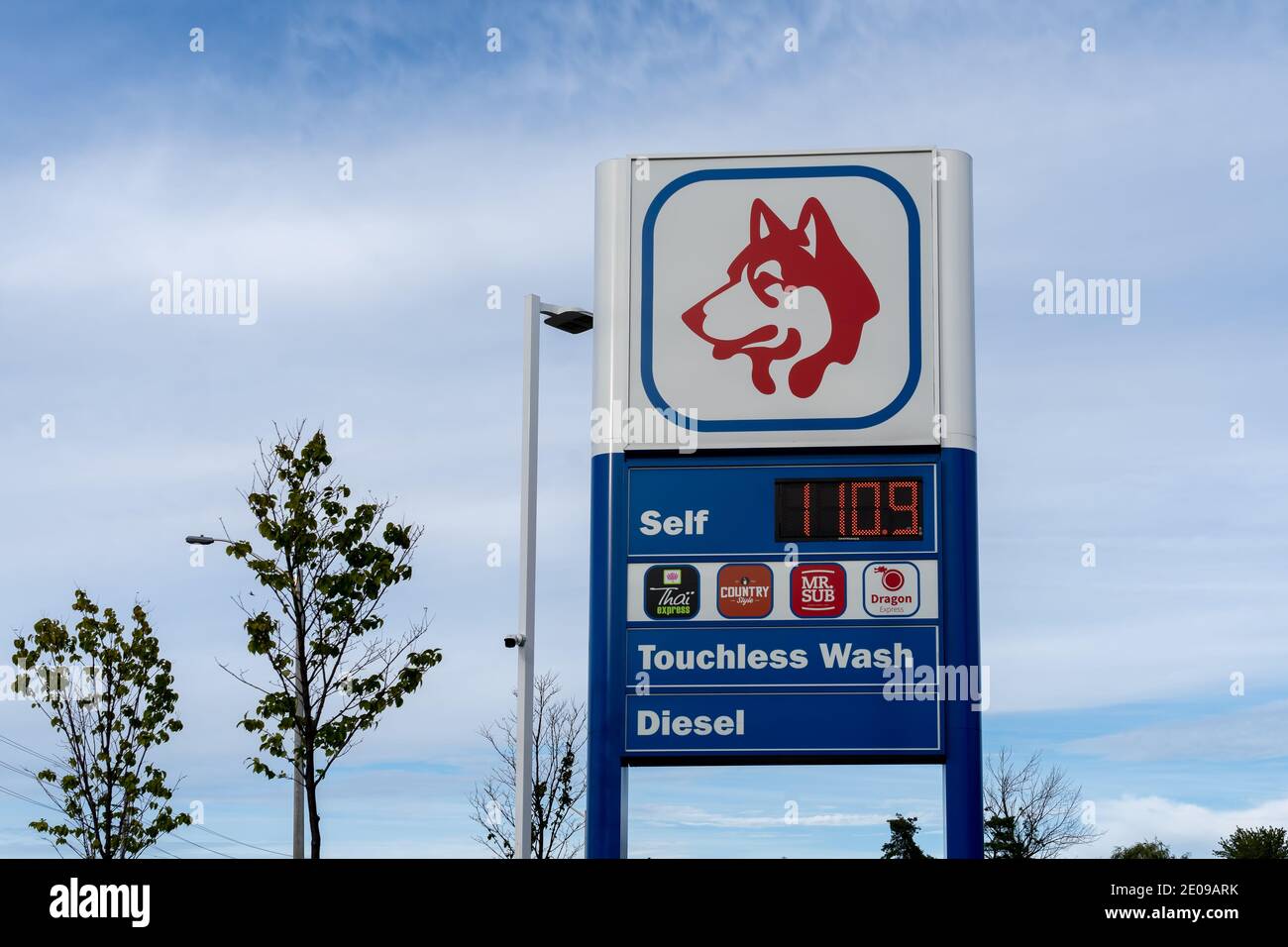Brampton, Ontario, Canada - 5 octobre 2019 : enseigne de station-service Husky à Brampton, Ontario Banque D'Images Brampton, Ontario, Canada - 5 octobre 2019 : enseigne de station-service Husky à Brampton, Ontario Banque D'Images